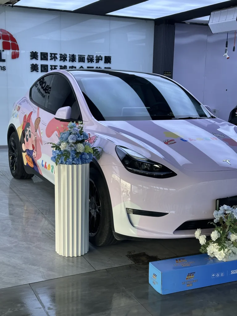 郑州特斯拉 Model Y蜡笔小新主题彩绘施工实拍图 3
